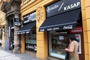 Výklopné markýzy RIMINI PLUS, řeznictví a restaurace ANATOLIA GRILL v Praze 1, realizace Bohemiaflex CS