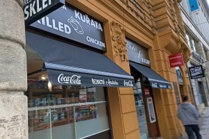 Výklopné markýzy RIMINI PLUS, řeznictví a restaurace ANATOLIA GRILL v Praze 1, realizace Bohemiaflex CS