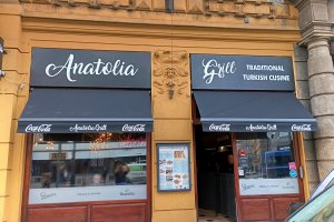 Výklopné markýzy RIMINI PLUS, řeznictví a restaurace ANATOLIA GRILL v Praze 1, realizace Bohemiaflex CS