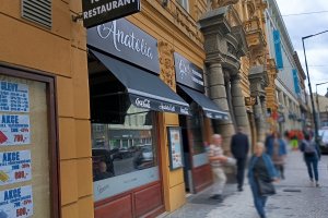 Výklopné markýzy RIMINI PLUS, řeznictví a restaurace ANATOLIA GRILL v Praze 1, realizace Bohemiaflex CS