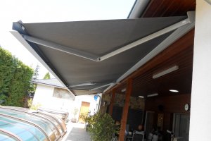 Kazetová markýza Alandbox, RAL 9006, realizace Bohemiaflex CS