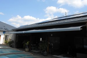 Kazetová markýza Alandbox, RAL 9006, realizace Bohemiaflex CS
