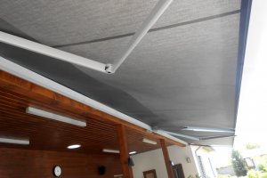 Kazetová markýza Alandbox, RAL 9006, realizace Bohemiaflex CS