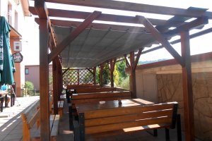 Pergola Latin 80, s podvěsem na stávající konstrukci, Dělnický dům v Odrách, realizace Bohemiaflex CS