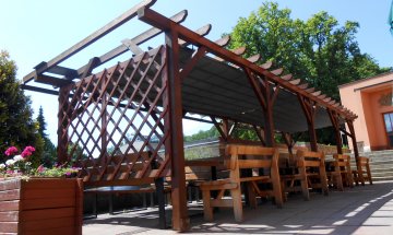 Pergola Latin 80, s podvěsem na stávající konstrukci, Dělnický dům v Odrách, realizace Bohemiaflex CS