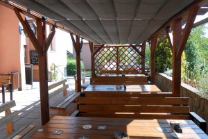 Pergola Latin 80, s podvěsem na stávající konstrukci, Dělnický dům v Odrách, realizace Bohemiaflex CS