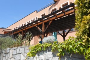 Pergola Latin 80, s podvěsem na stávající konstrukci, Dělnický dům v Odrách, realizace Bohemiaflex CS