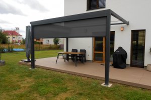 Pergola Cubolino + Screen Zipy, RAL 7016, realizace Bohemiaflex CS