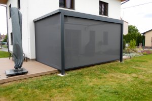 Pergola Cubolino + Screen Zipy, RAL 7016, realizace Bohemiaflex CS