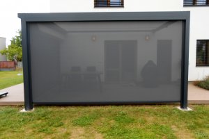 Pergola Cubolino + Screen Zipy, RAL 7016, realizace Bohemiaflex CS