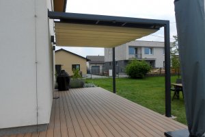 Pergola Cubolino + Screen Zipy, RAL 7016, realizace Bohemiaflex CS