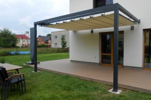 Pergola Cubolino + Screen Zipy, RAL 7016, realizace Bohemiaflex CS