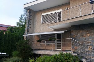 Kazetová markýza Aresbox, rozměr 5000x3000mm, RAL 9006, realizace Bohemiaflex CS