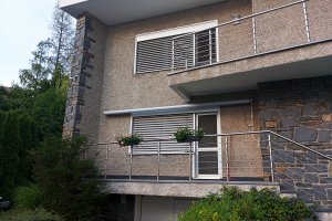 Kazetová markýza Aresbox, rozměr 5000x3000mm, RAL 9006, realizace Bohemiaflex CS