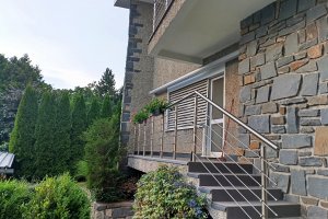 Kazetová markýza Aresbox, rozměr 5000x3000mm, RAL 9006, realizace Bohemiaflex CS