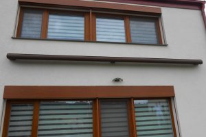 Kazetová markýza Aresbox, rozměr 5500 x 3000 mm, RAL 8014, realizace Bohemiaflex CS