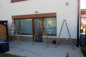 Kazetová markýza Aresbox, rozměr 5500 x 3000 mm, RAL 8014, realizace Bohemiaflex CS