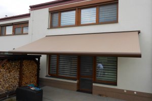 Kazetová markýza Aresbox, rozměr 5500 x 3000 mm, RAL 8014, realizace Bohemiaflex CS