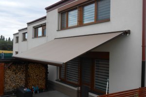 Kazetová markýza Aresbox, rozměr 5500 x 3000 mm, RAL 8014, realizace Bohemiaflex CS