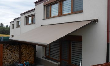 Kazetová markýza Aresbox, rozměr 5500 x 3000 mm, RAL 8014, realizace Bohemiaflex CS