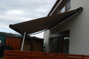 Kazetová markýza Aresbox, rozměr 5500 x 3000 mm, RAL 8014, realizace Bohemiaflex CS
