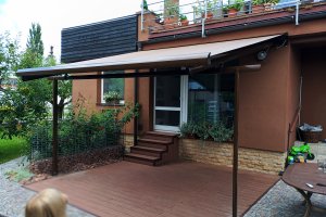 Terasová markýza Veranda Box Pergola, rozměr 4250 x 4100 mm, RAL 8014, realizace Bohemiaflex CS