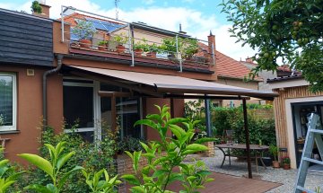 Terasová markýza Veranda Box Pergola, rozměr 4250 x 4100 mm, RAL 8014, realizace Bohemiaflex CS