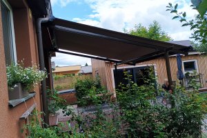 Terasová markýza Veranda Box Pergola, rozměr 4250 x 4100 mm, RAL 8014, realizace Bohemiaflex CS