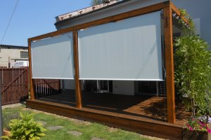 Terasová markýza Latin 40 a svislé markýzy Sandra EXT, RAL 9010 bílá, realizace Bohemiaflex CS