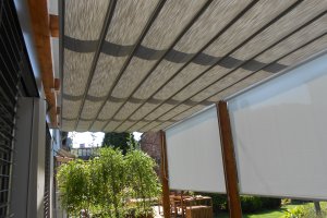 Terasová markýza Latin 40 a svislé markýzy Sandra EXT, RAL 9010 bílá, realizace Bohemiaflex CS