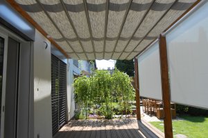 Terasová markýza Latin 40 a svislé markýzy Sandra EXT, RAL 9010 bílá, realizace Bohemiaflex CS