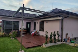 Pergola Latin 80 a svislá markýza Sandra EXT, RAL 7006, realizace Bohemiaflex CS
