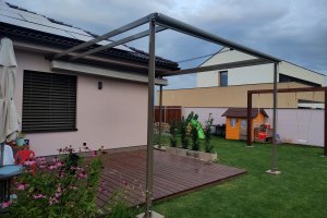 Pergola Latin 80 a svislá markýza Sandra EXT, RAL 7006, realizace Bohemiaflex CS