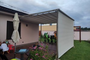 Pergola Latin 80 a svislá markýza Sandra EXT, RAL 7006, realizace Bohemiaflex CS