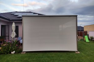 Pergola Latin 80 a svislá markýza Sandra EXT, RAL 7006, realizace Bohemiaflex CS