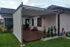 Pergola Latin 80 a svislá markýza Sandra EXT, RAL 7006, realizace Bohemiaflex CS