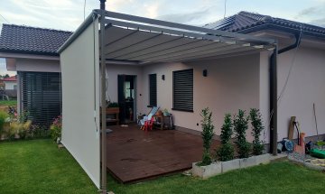 Pergola Latin 80 a svislá markýza Sandra EXT, RAL 7006, realizace Bohemiaflex CS