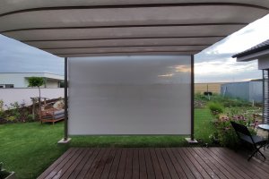 Pergola Latin 80 a svislá markýza Sandra EXT, RAL 7006, realizace Bohemiaflex CS