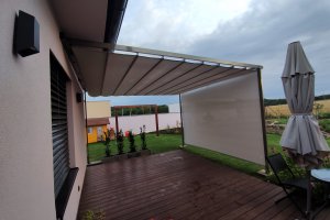 Pergola Latin 80 a svislá markýza Sandra EXT, RAL 7006, realizace Bohemiaflex CS