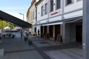 Markýzový přístřešek a kazetové markýzy, restaurace Zwolenčan, Slovensko, realizace Bohemiaflex CS