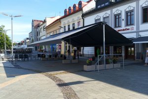 Markýzový přístřešek a kazetové markýzy, restaurace Zwolenčan, Slovensko, realizace Bohemiaflex CS