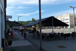 Markýzový přístřešek a kazetové markýzy, restaurace Zwolenčan, Slovensko, realizace Bohemiaflex CS