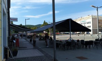Markýzový přístřešek a kazetové markýzy, restaurace Zwolenčan, Slovensko, realizace Bohemiaflex CS