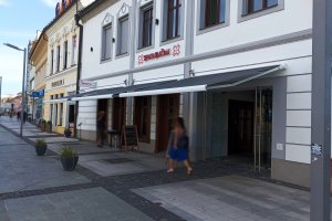 Markýzový přístřešek a kazetové markýzy, restaurace Zwolenčan, Slovensko, realizace Bohemiaflex CS