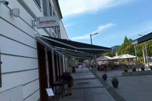 Markýzový přístřešek a kazetové markýzy, restaurace Zwolenčan, Slovensko, realizace Bohemiaflex CS