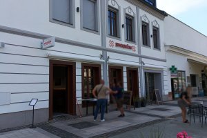 Markýzový přístřešek a kazetové markýzy, restaurace Zwolenčan, Slovensko, realizace Bohemiaflex CS