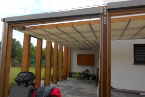 Terasová markýza Latin 40, RAL 7006 béžovošedá, realizace Bohemiaflex CS