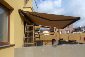 Kazetová markýza Aresbox, RAL 8014 hnědá, 3850 x 3000 mm, realizace Bohemiaflex CS