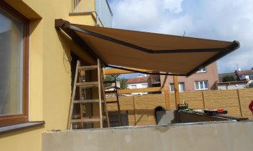 Kazetová markýza Aresbox, RAL 8014 hnědá, 3850 x 3000 mm, realizace Bohemiaflex CS
