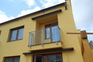 Kazetová markýza Aresbox, RAL 8014 hnědá, 3850 x 3000 mm, realizace Bohemiaflex CS